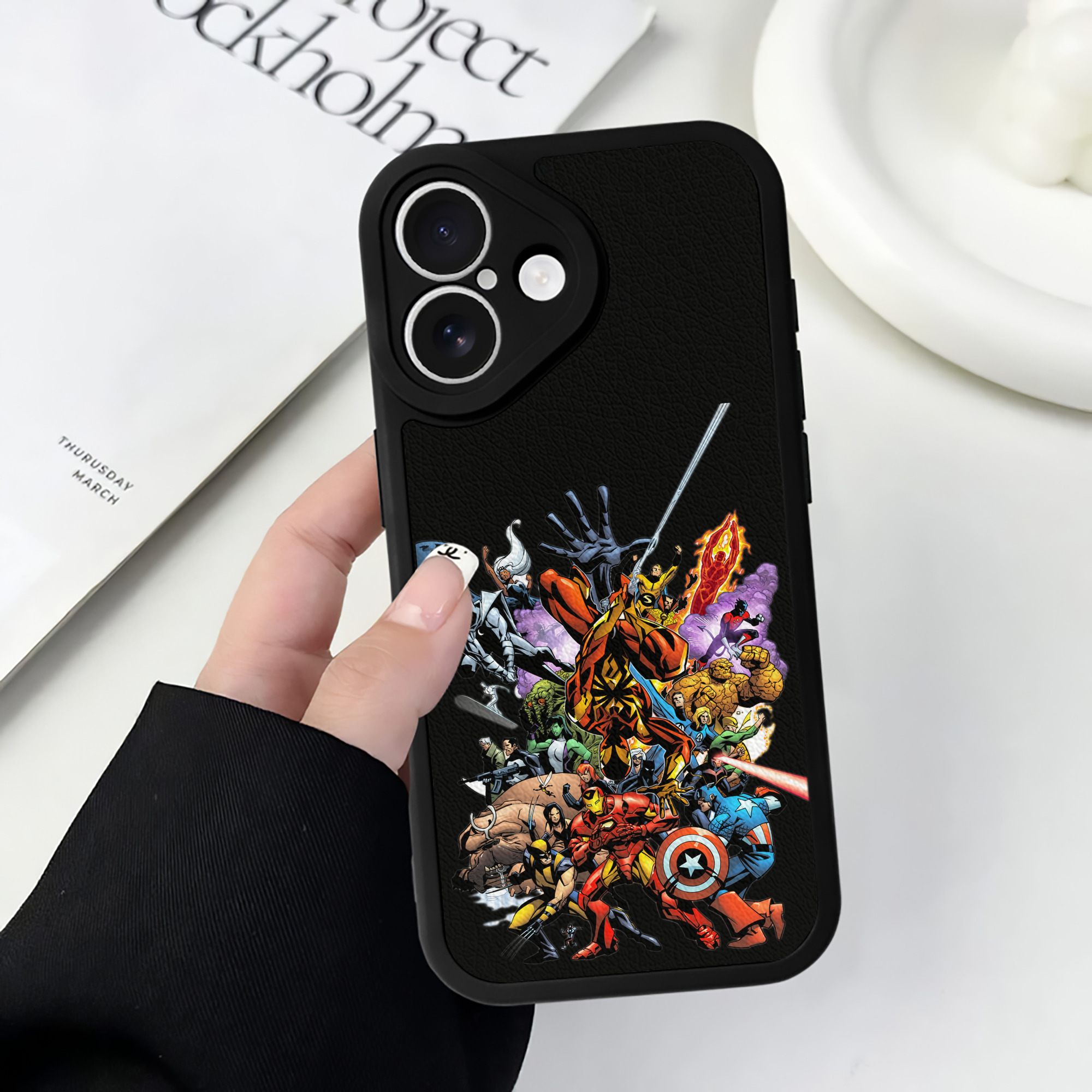 （画像用） アベンジャーズ The Avengers 【iPhone 16シリーズ対応】シリコンスマホケース（レザー調） 材質：シリコン